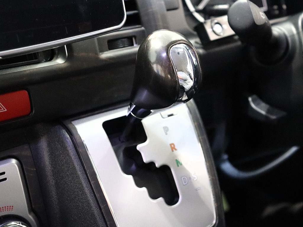 角目フェイス×純正ブラック♪大画面ツインモニター・ベッドキット・フローリング♪