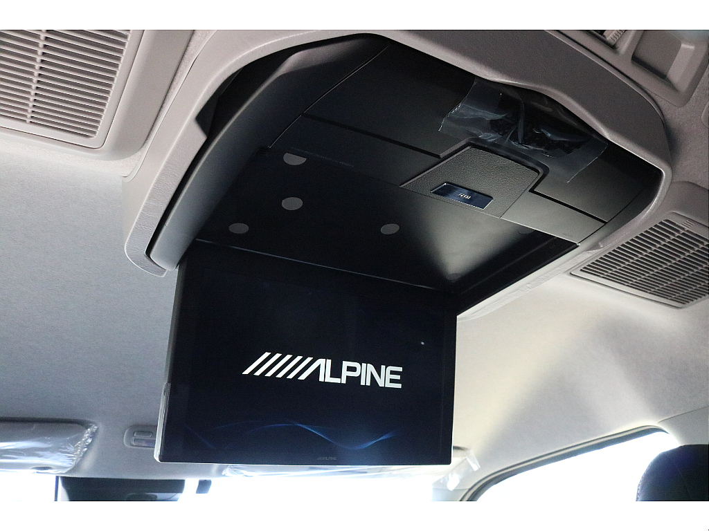 後席はALPINE製12.8インチフリップダウンモニターを装備！