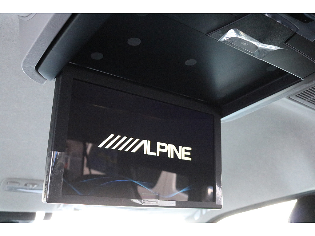 後席は12.8インチのALPINE製フリップダウンモニターを装備！