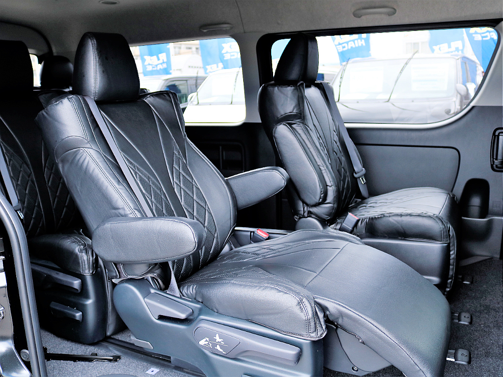 キャプテンシートの足元にはオットマンが設置されています。勿論専用のシートカバーはオットマンまでカバーしています。