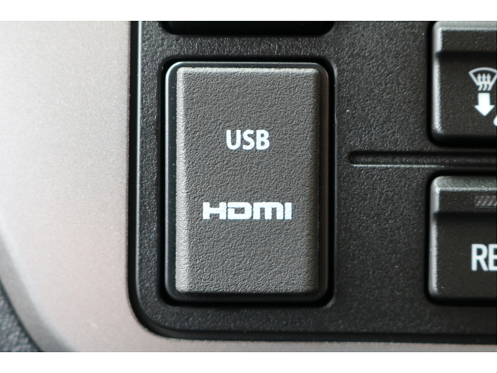 ミラーリングに必要なＨＤＭＩソケットは嬉しい標準装備♪ＵＳＢによる同時充電も可能です！