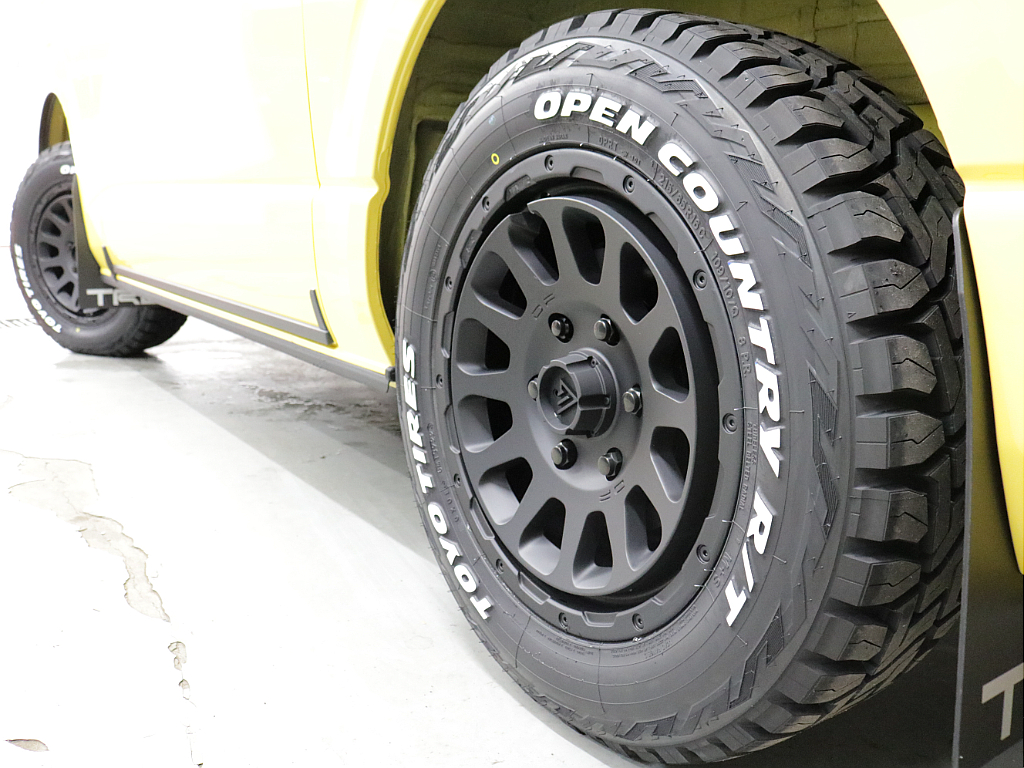 新車ハイエースV特設イエロー２８００ディーゼル４WDブラックエディション完成致しました！！アルパイン１１インチナビオリジナルベットＫＩＴ装備！！