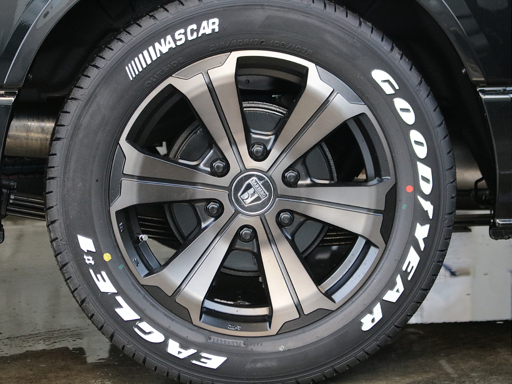 バルベログランデ１７インチアルミホイールにグッドイヤーナスカータイヤを装備！