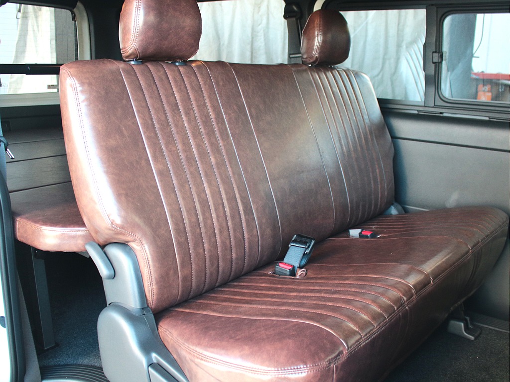 後席もフレックスオリジナルKNOT RECORDSシートカバーが装備されており、おしゃれな内装になっております！