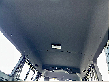 天井やトリム（車内の壁）等がブラックカラーとなっており、高級感のある内装となっております♪