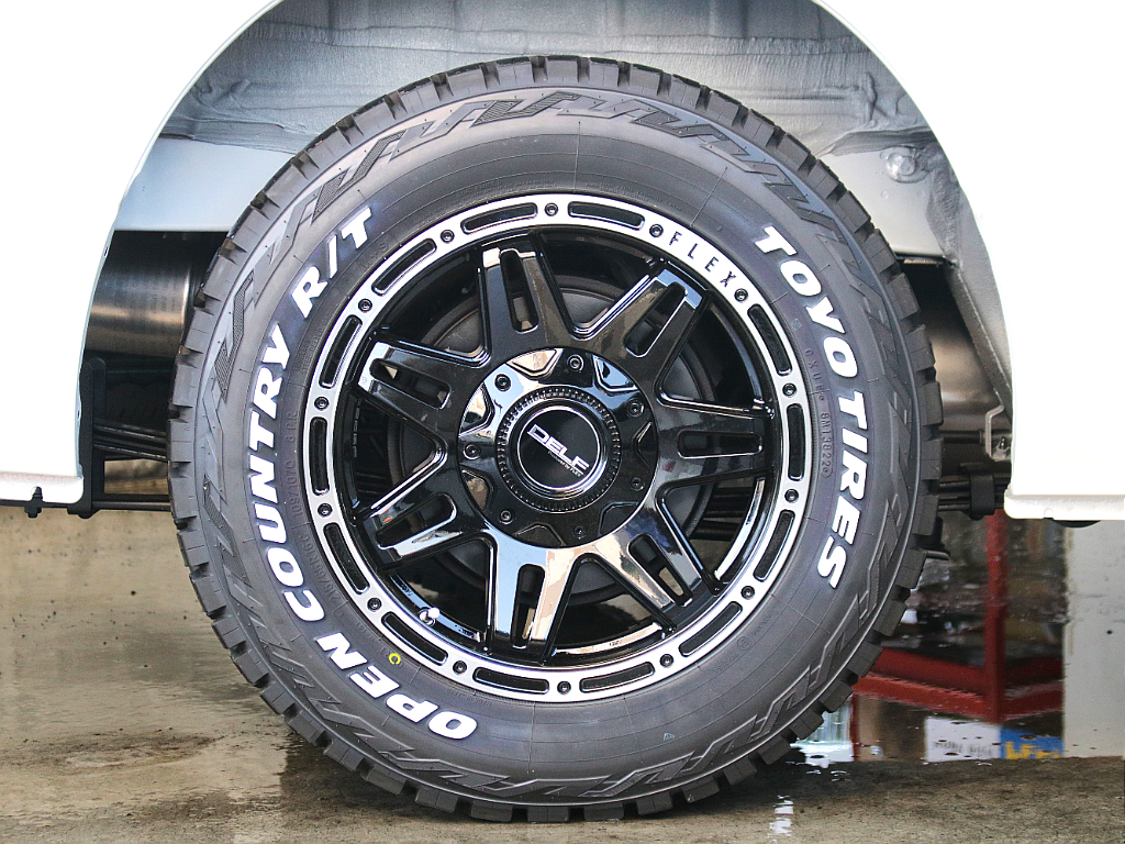 新品FLEXオリジナルDelf04アルミホイールにTOYOのオープンカントリータイヤが装備されております！