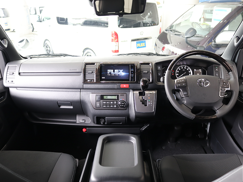 特別仕様車なので高級感のある内装になっています♪