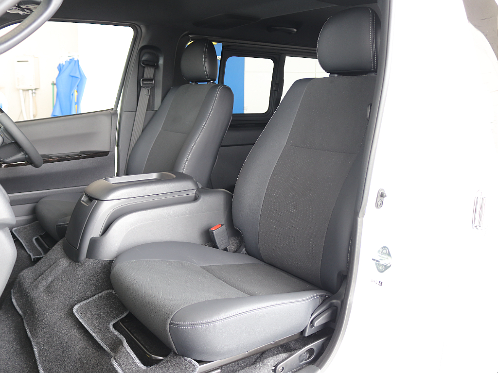 特別仕様車専用のハーフレザーシートが装備されています♪