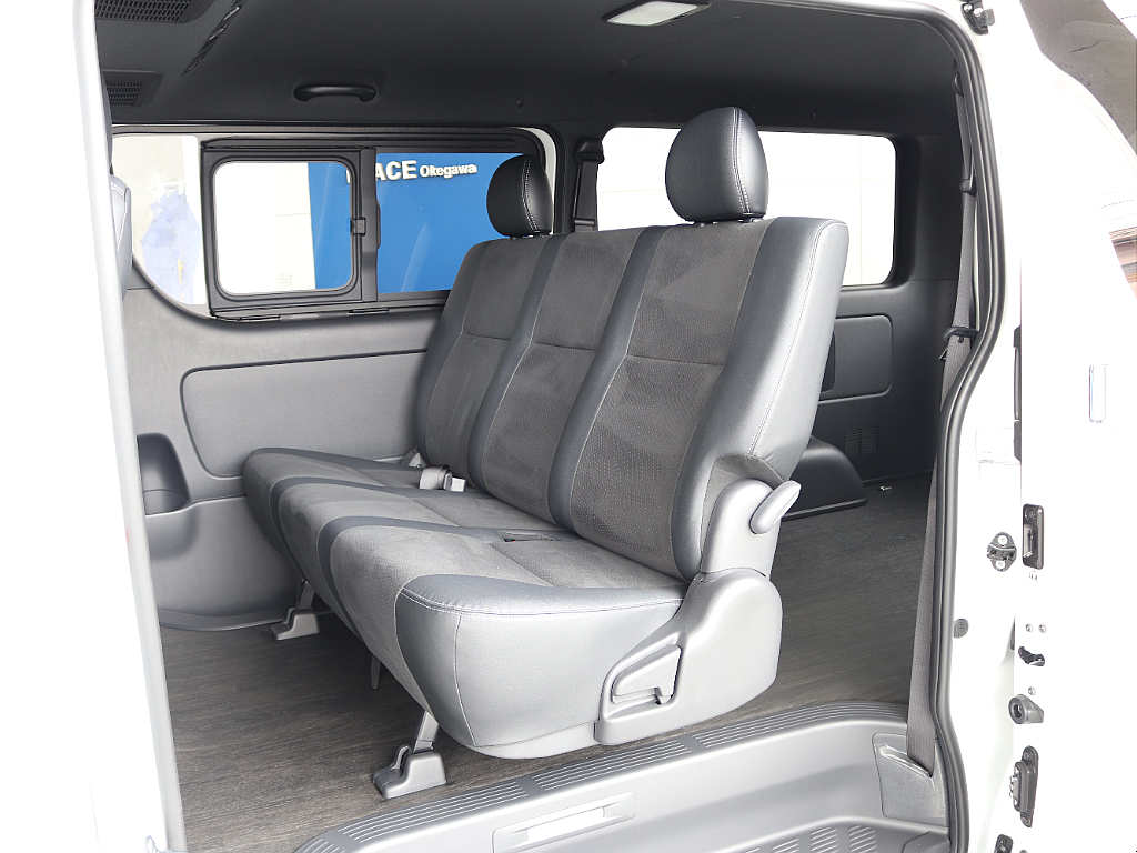 セカンドシートも特別仕様車専用のハーフレザーシートになっています♪