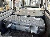 ベッドマットの取り外しが可能なベッドキットを装備したハイエースバン！