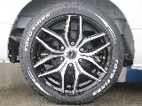 タイヤとホイールの黒を基調とした高級感のある車両になっております！