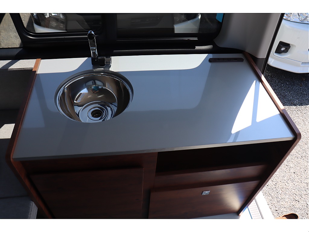 １０?給排水シンクは車両後部に設置されており給排水も便利です。