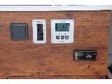 照明スイッチ＆デジタルバッテリー残量計を集約したコントロールパネル！　ＦＦヒータースイッチもこちらにございます。