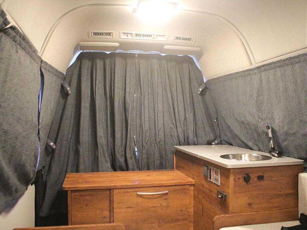 間仕切りカーテン、リア五面のカーテンが装備されております！ダウンライトも装備しておりますので、プライベート空間を確保しつつ夜間でも車中泊を楽しんで頂けます♪