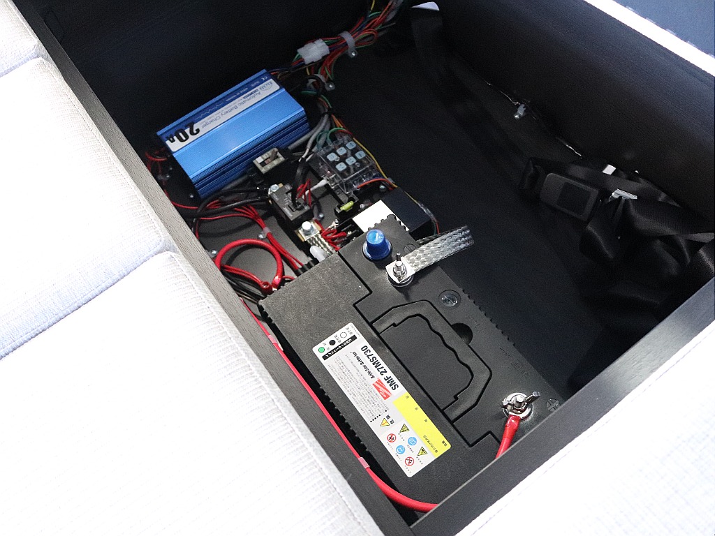サブバッテリーが装着済みで外部充電で車内の電気等が利用できます！！