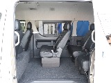 後席も同様にFLEXオリジナルのシートカバーが装着されており高級感溢れる車内となっております！