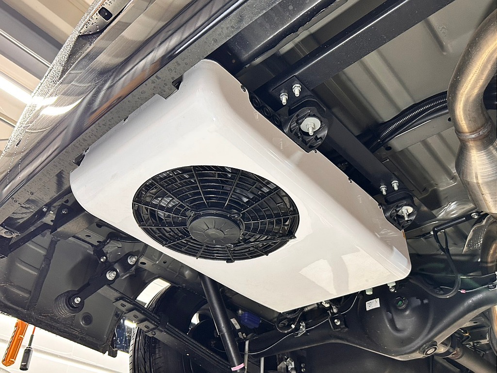 車体の下に室外機装備済みです！