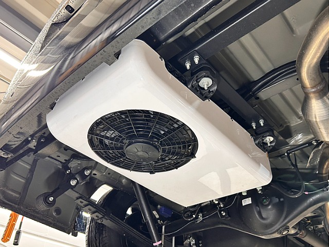 車体の下に室外機装備済みです！