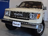 TOYOTAのロゴがしっかりと主張します。世界を代表するSUV！！ランドクルーザーを是非！！