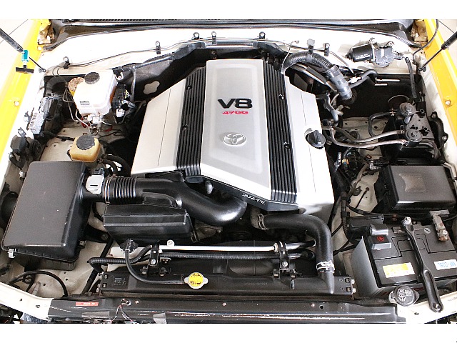 キレイに保たれているエンジンルーム！Ｖ８・４７００ｃｃの２ＵＺエンジンは、静寂性とパワーを兼ね揃えております！