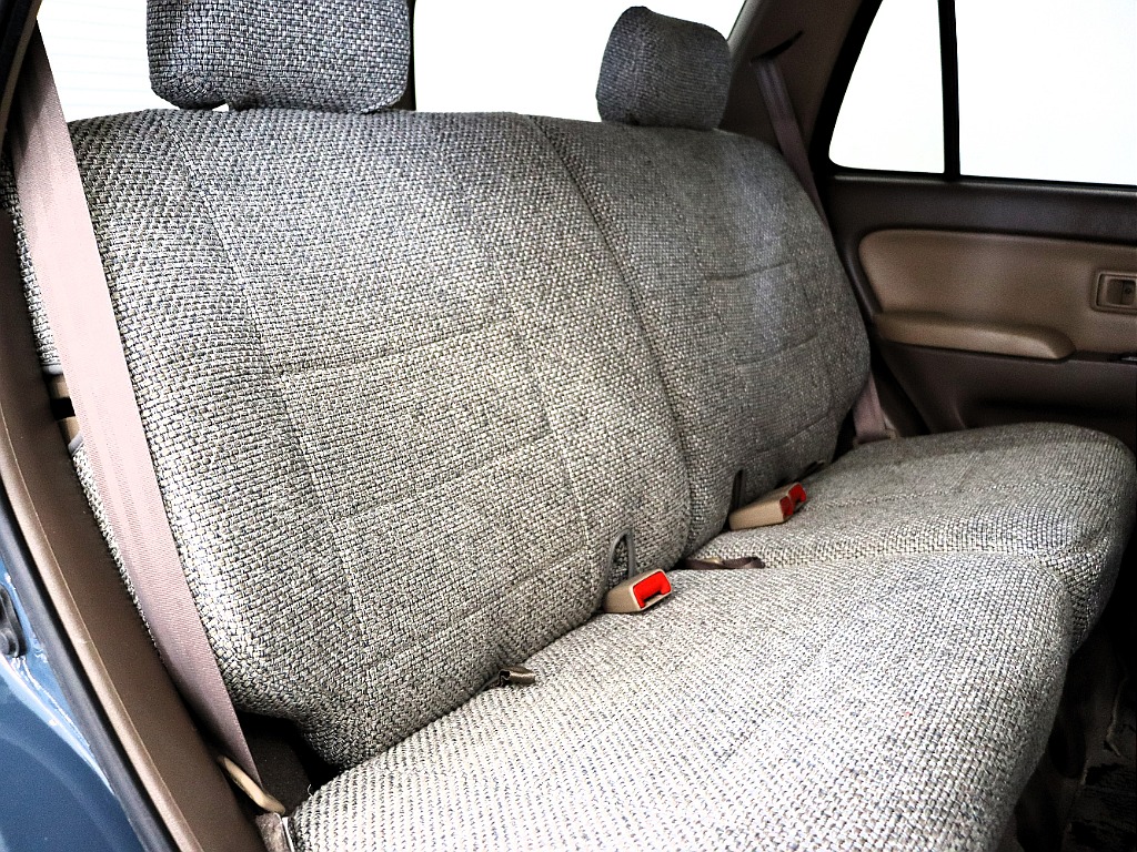 セカンドシートは分割タイプで、前席側に折り畳みも可能です！
