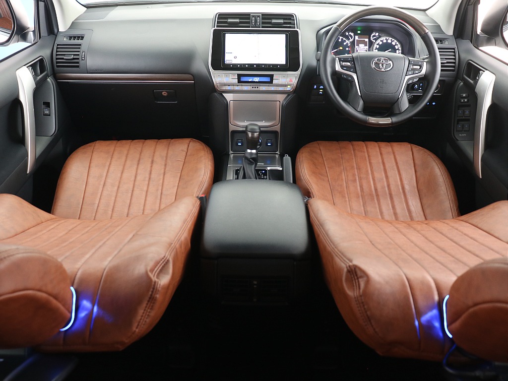 クラシックシートカバーに、FLEXウッドコンビステア＆シフト！USBポート増設済み！