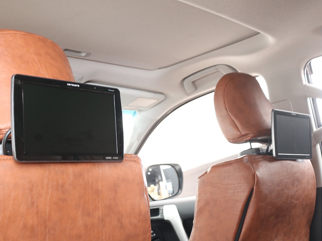 後部座席用のリアモニターも完備！同乗者も楽しいドライブを！