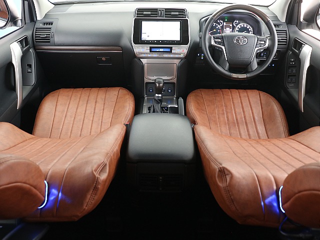 クラシックシートカバーに、FLEXウッドコンビステア＆シフト！USBポート増設済み！