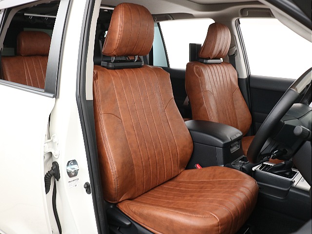 ブラウンレザー調クラシックシートカバー装着！