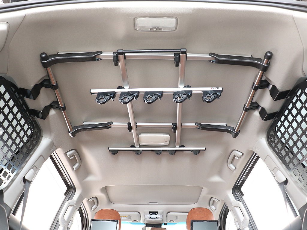 ロッドホルダーやメッシュラック装備で、社内にギアの格納も容易にします！