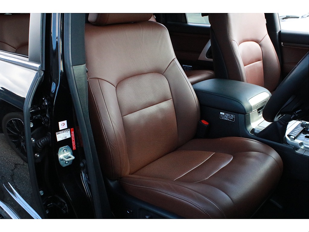 運転席の電動パワーシートにはシートメモリー機能も搭載されてます！