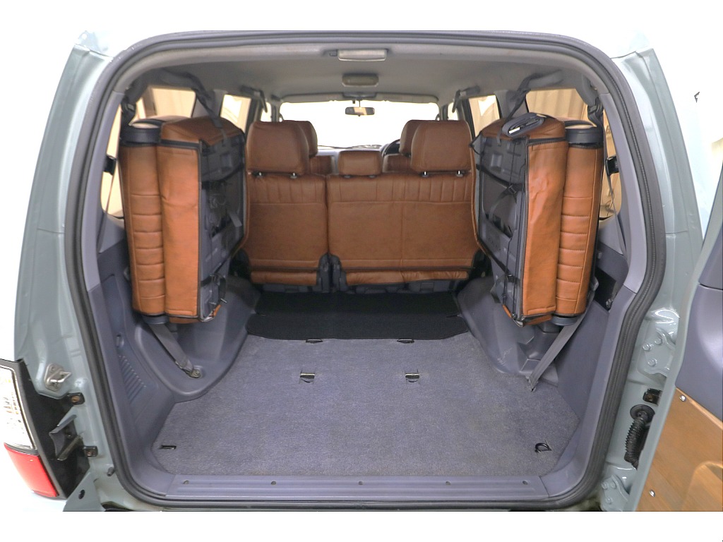 ３列目シートは跳ね上げ式となりますので荷室も確保出来ます♪