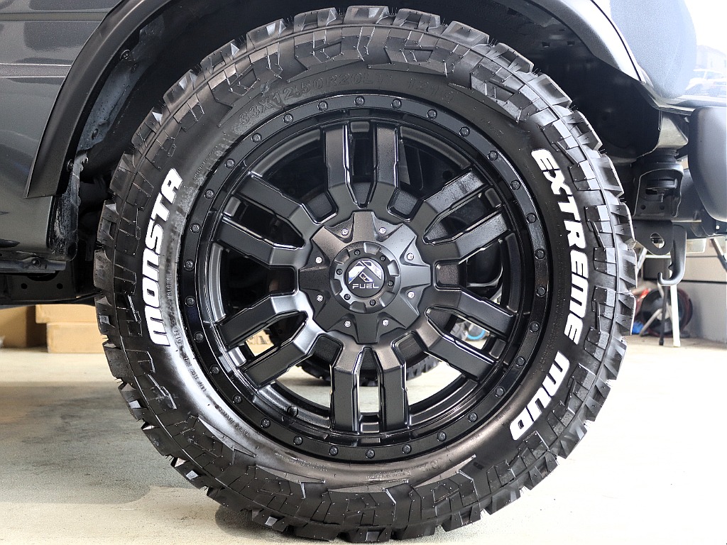 FUEL D596スレッジ×monsta Extreme mad 33/12.5R20の超大外形タイヤをインストール！