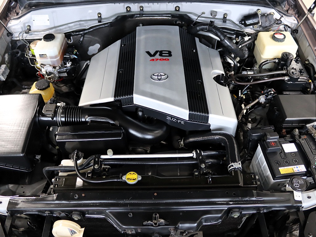 V8エンジンがあなたに最高の走りを見せてくれます！ 4700㏄（4.7L）となっております！