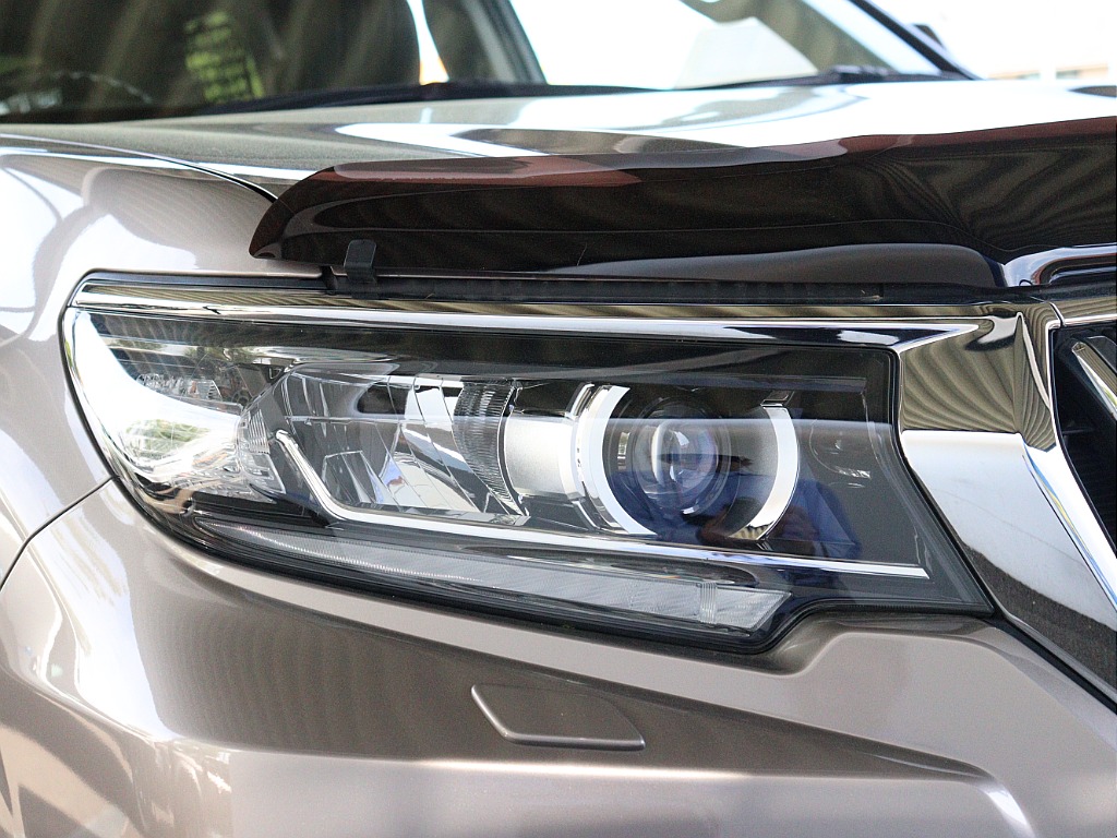 LEDヘッドライトが暗い夜道を明るく照らします！