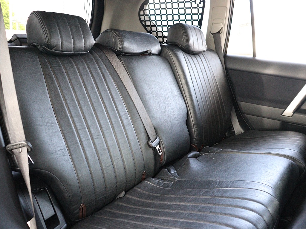 成人男性2名が座っても余裕のあるセカンドシート！