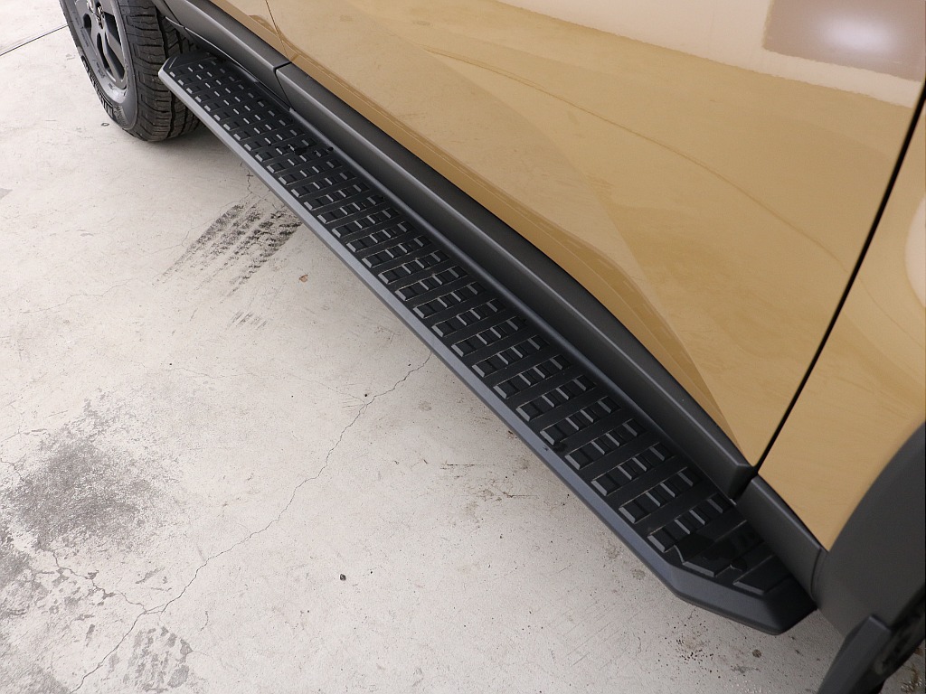 サイドステップ付きで乗り降りも安心です！