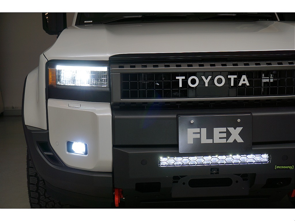 ＦＬＥＸデモカー一斉販売☆ＩＲＯＮＭＡＮ　ＲＡＩＤ ＩＮＳＥＲＴ ＢＡＲ☆ＩＲＯＮＭＡＮ　ＲＡＩＤ ＲＯＯＦ ＲＡＣＫ☆プラチナホワイトパールマイカ☆リフレクター式３眼ＬＥＤヘッドランプ☆