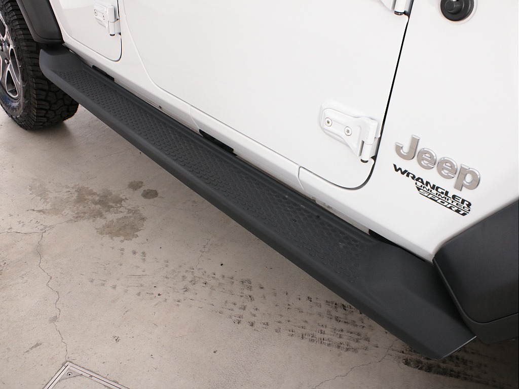 サイドステップ付きで乗り降りも安心です！