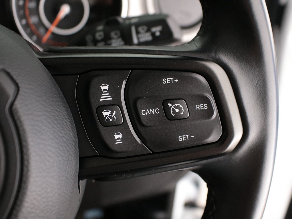 ステアリングスイッチ右！