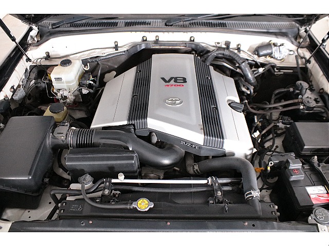 キレイに保たれているエンジンルーム！Ｖ８・４７００ｃｃの２ＵＺエンジンは、静寂性とパワーを兼ね揃えております！