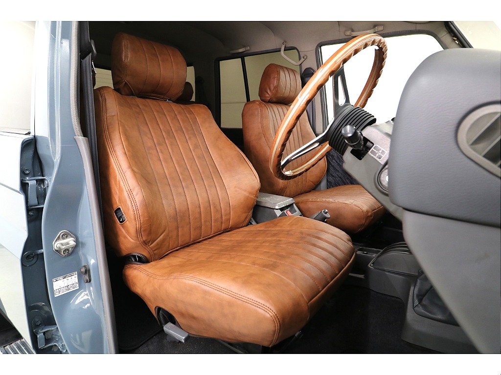 新品クラシックシートカバー装着済みです☆