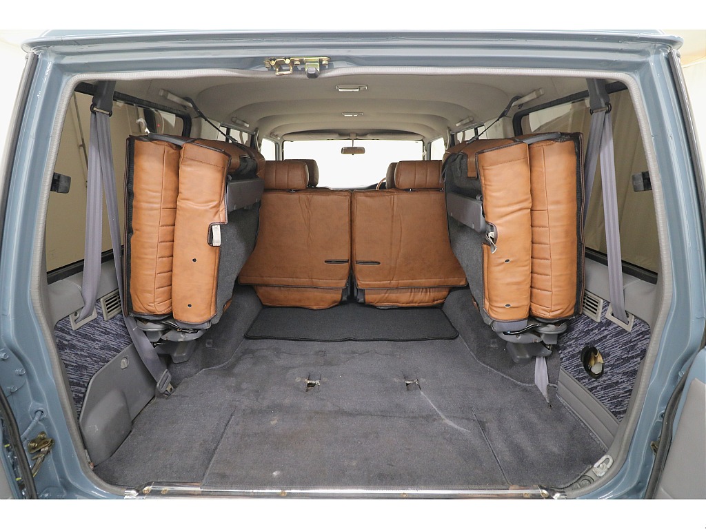 ラゲッジルームは広々と荷物がたくさん積めます♪