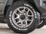 専用16インチアルミホイール×TOYOオープンカントリーRTタイヤ185/85R16を装備！