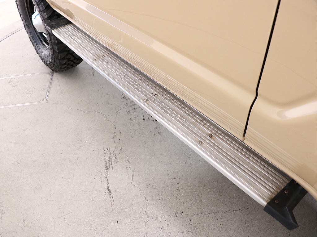 サイドステップ付きで乗り降りも安心です！