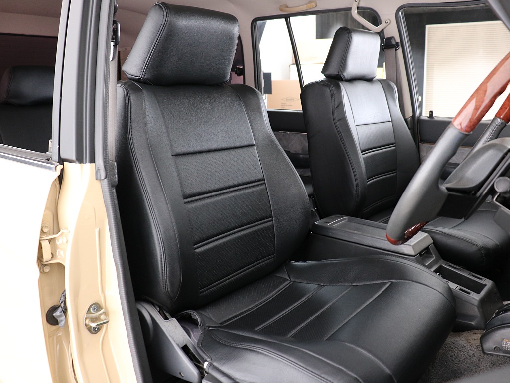運転席にはブラックシートカバーをインストール♪