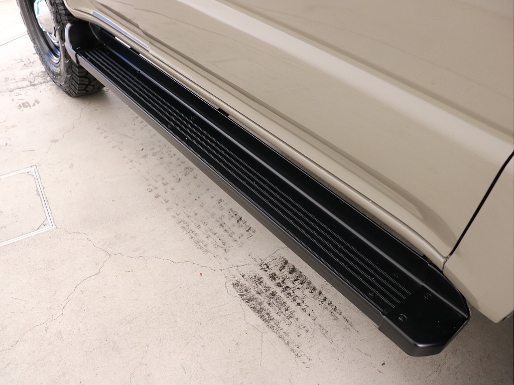 サイドステップ付きで乗り降りも安心です！