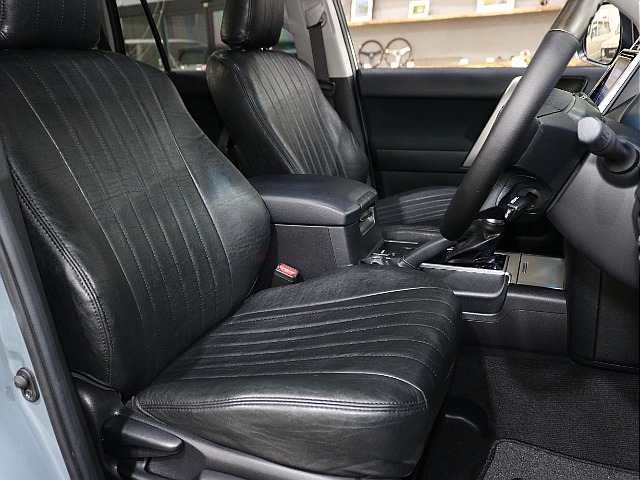 FLEXオリジナルのシートカバーを装備。雰囲気の出る車内に。