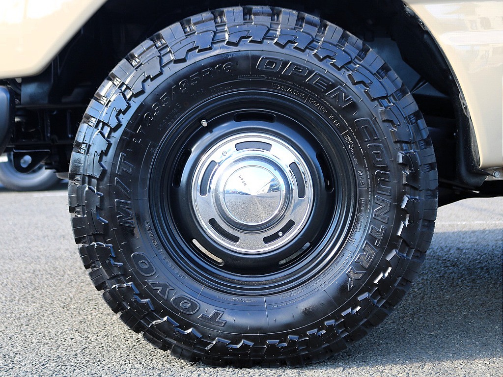 タイヤにはDEANのクロスカントリー16AWにTOYOのオープンカントリー235MTタイヤを装着しております！
