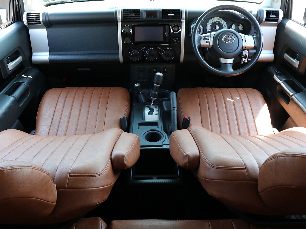 運転席もボディ同色のブラックにブラウンのシートカバーが相性抜群です！